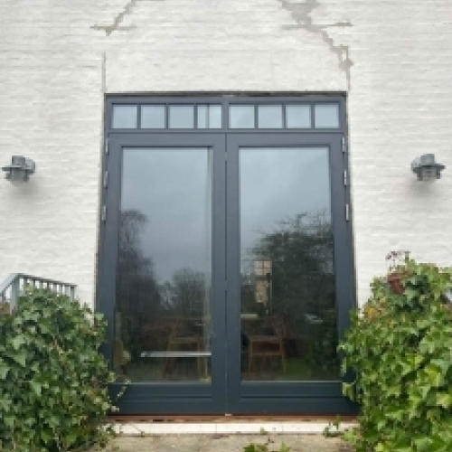 En stor dør der er monteret i privat hus