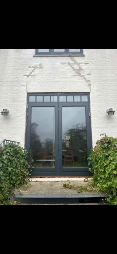 En stor dør der er monteret i privat hus